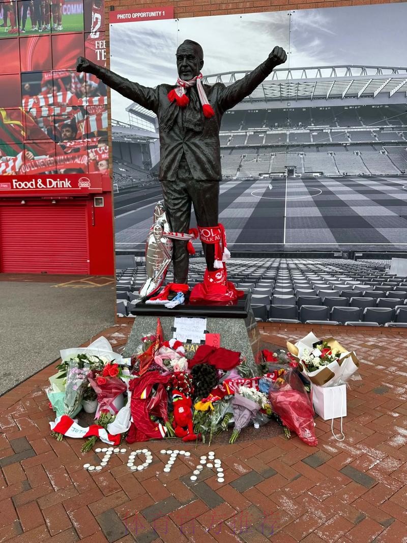 安菲尔德感人一幕!若塔幼子担任球童,裁判躬身击掌,你永不独行 安菲尔德感人一幕!若塔幼子担任球童,裁判躬身击掌,你永不独行